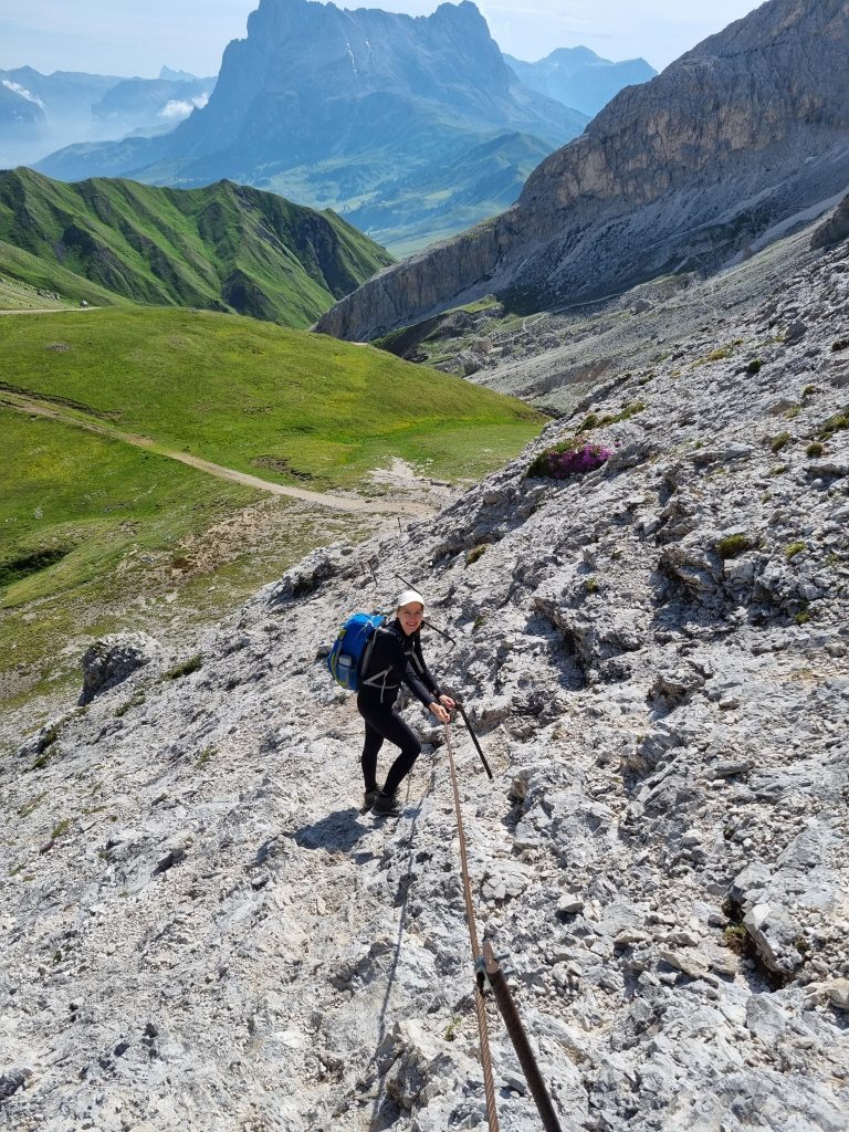 Abstieg zur Tierser Alpl an einem Geländer