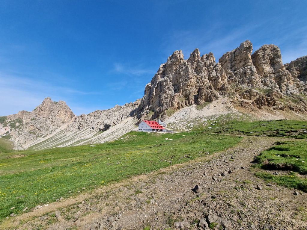 Die Tierser Alpl mit ihrem markanten roten Dach