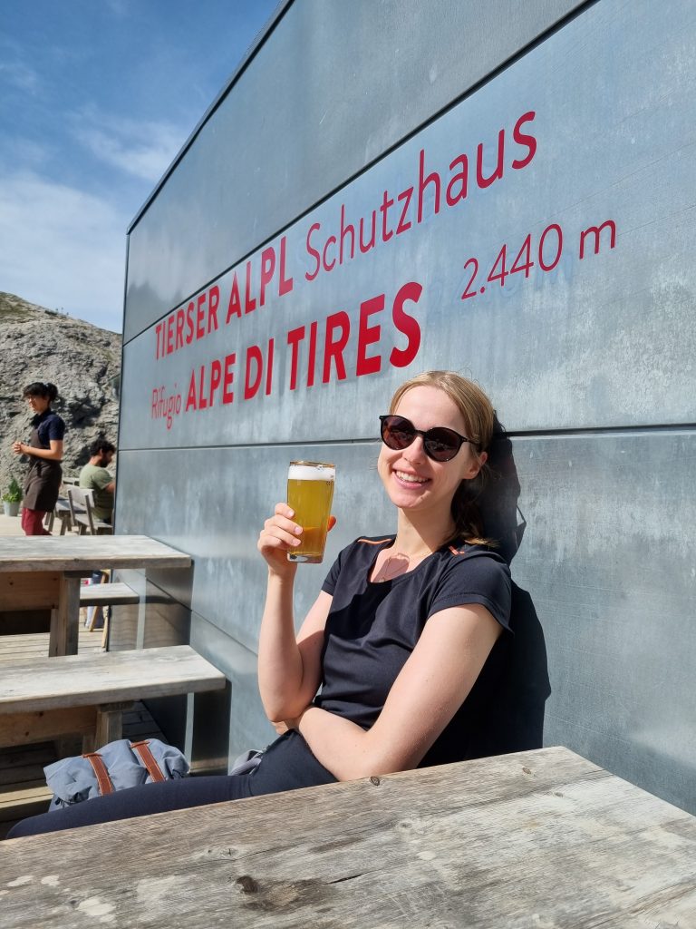Lena genießt ein Radler auf 2440m