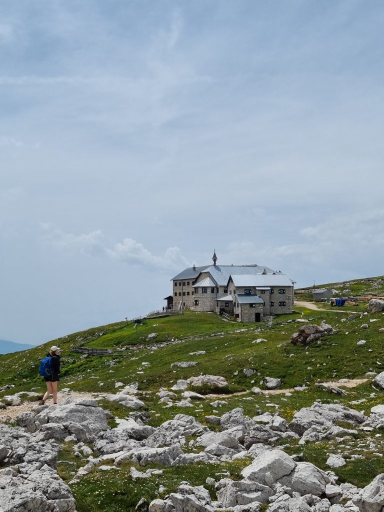 Das Schlernhaus thront wie ein Schloss in den Dolomiten