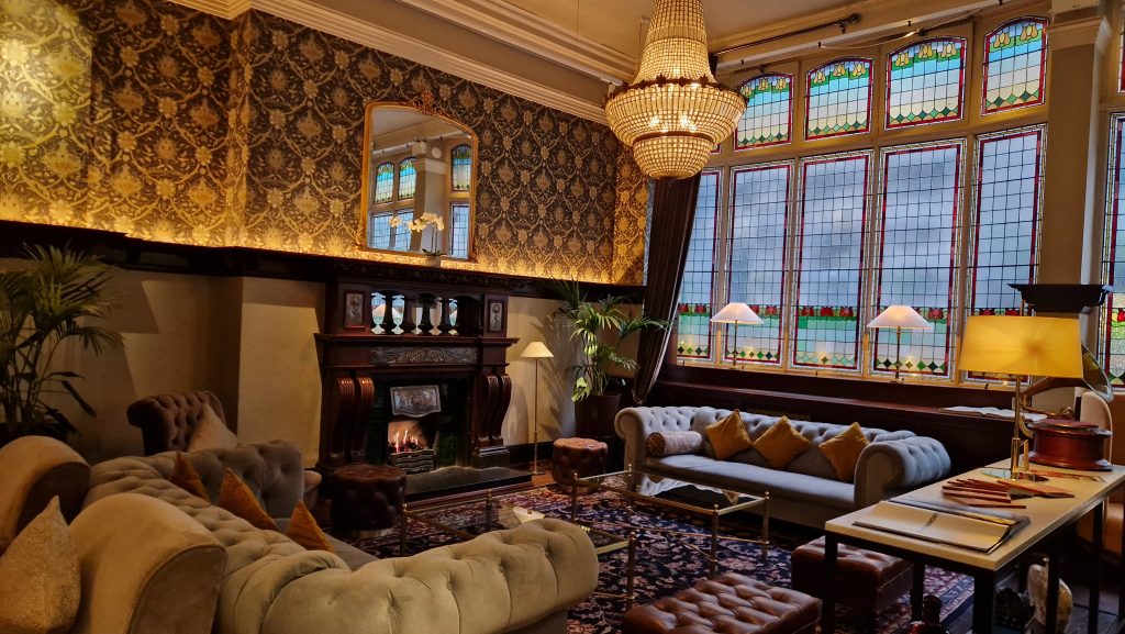 Eingangsbereich The Fleet mit Kamin und bequemen Sofas