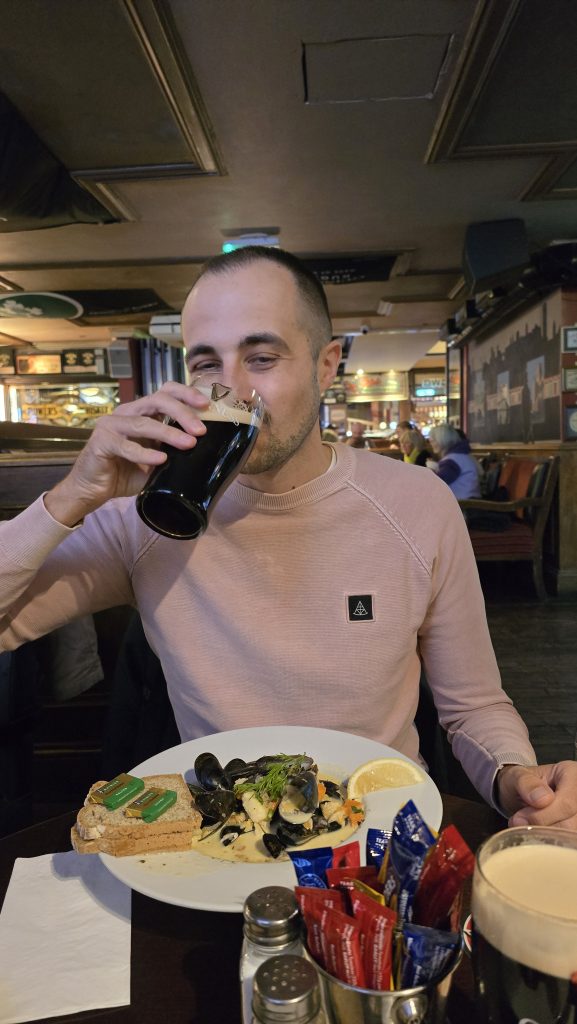 Philippe genießt ein Guinness und einen riesigen Teller  Seafood Chowder im Darkey Kelly's