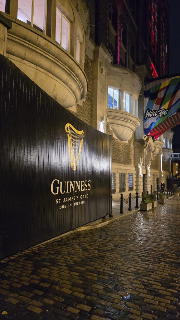 Schwarzes Holztor der Guinness Brauerei