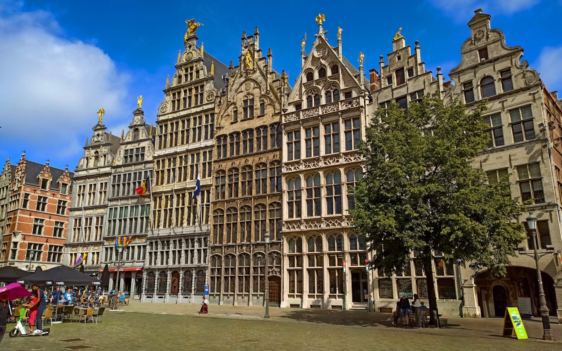 Gildenhäusern auf dem groten Markt in Antwerpen mit prunkvollen Verzierungen und vielen Fenstern