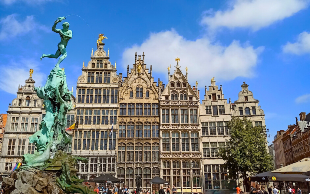 Der Grote Markt in Antwerpen mit Blick auf die alten Gilderhäuser und den Brabobrunnen