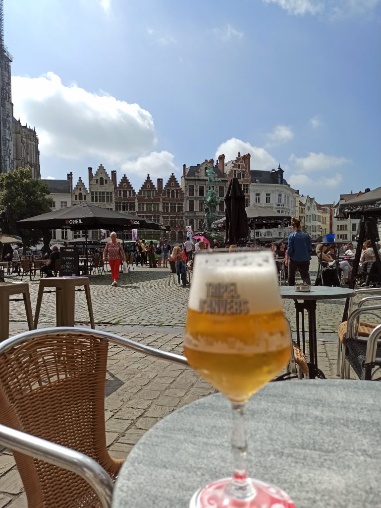 Blick auf den Groten Markt in Antwerpen mit einem Bier im Vorrdergrund