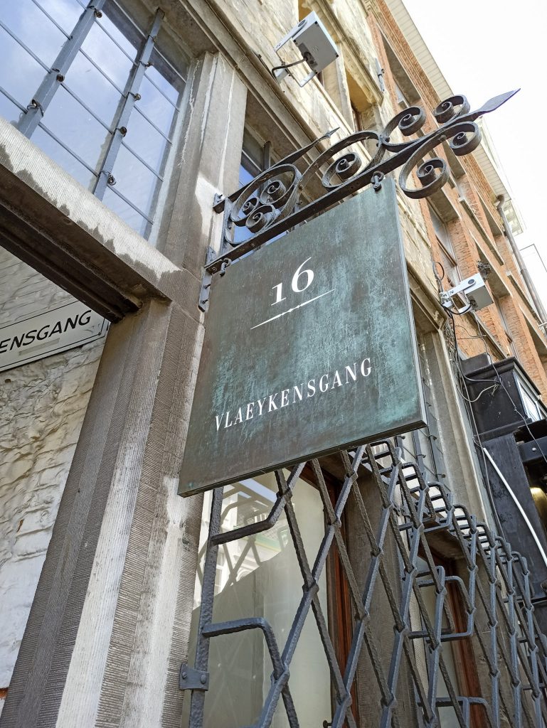 Schild vom Eingang zum Vlaeykensgang, eine kleine versteckte Gasse im Zentrum von Antwerpen