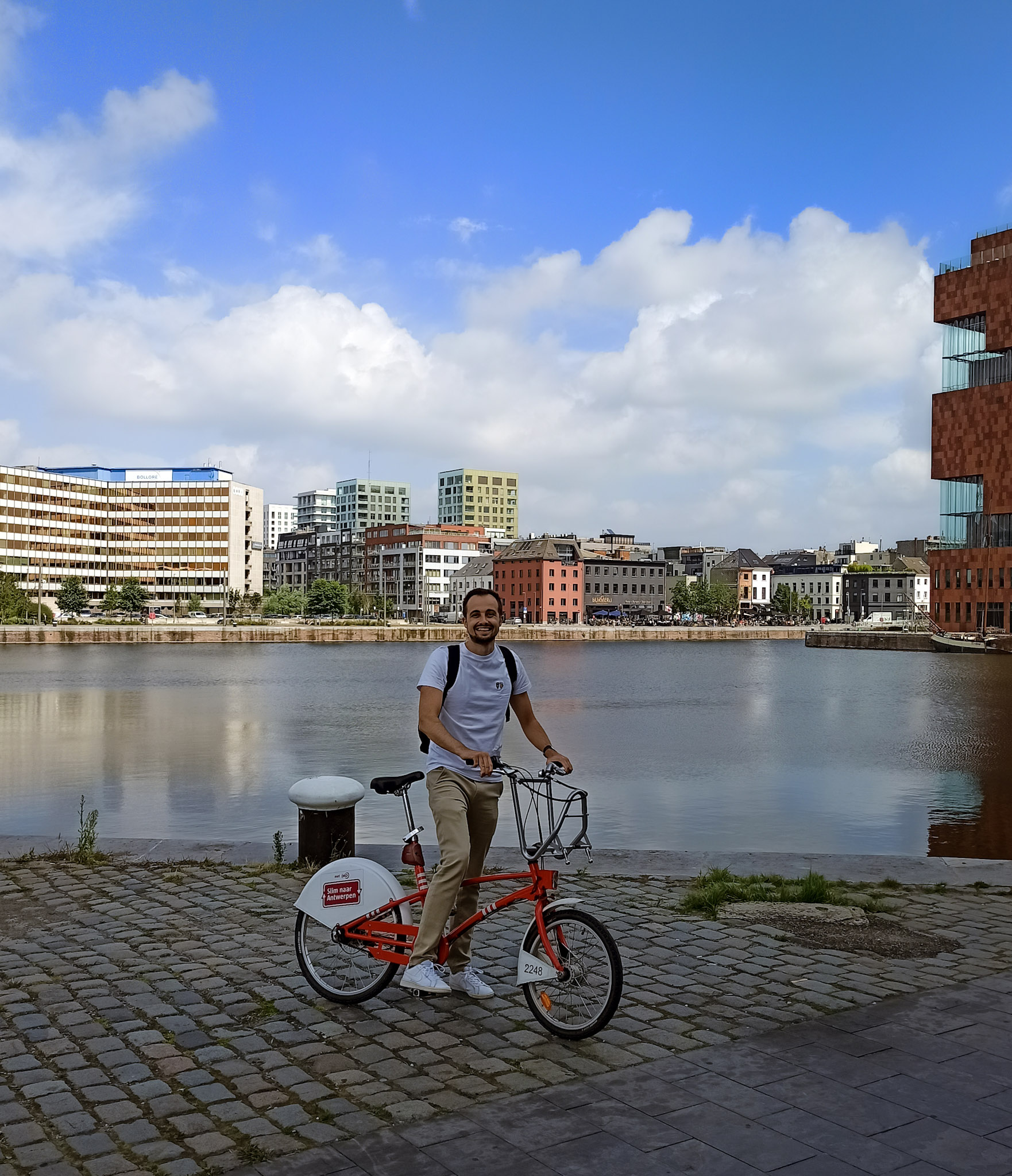 Philippe mit einem der geliehenen Velo City Bikes von Antwerpen vorm Hafenbecken.