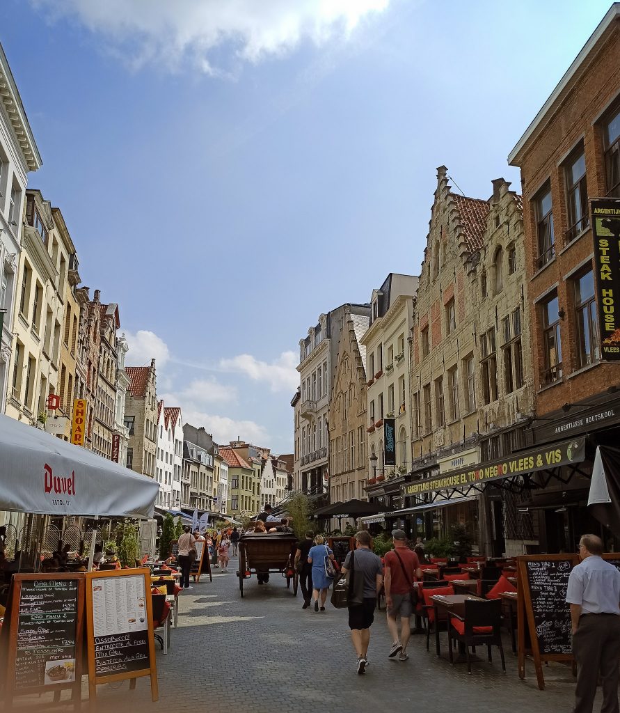 belebte Straße von Antwerpen im historischen Zentrum