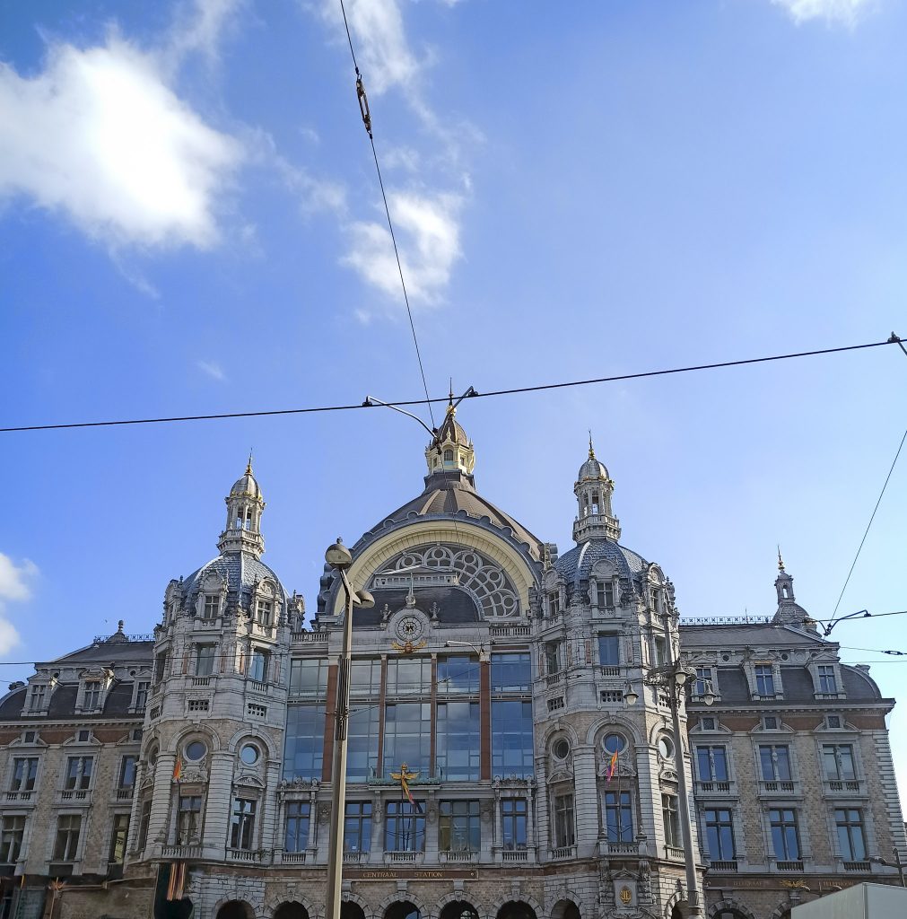 der Hauptbahnhof von Antwerpen von Außen, gebaut im Stil des Pantheon in Rom