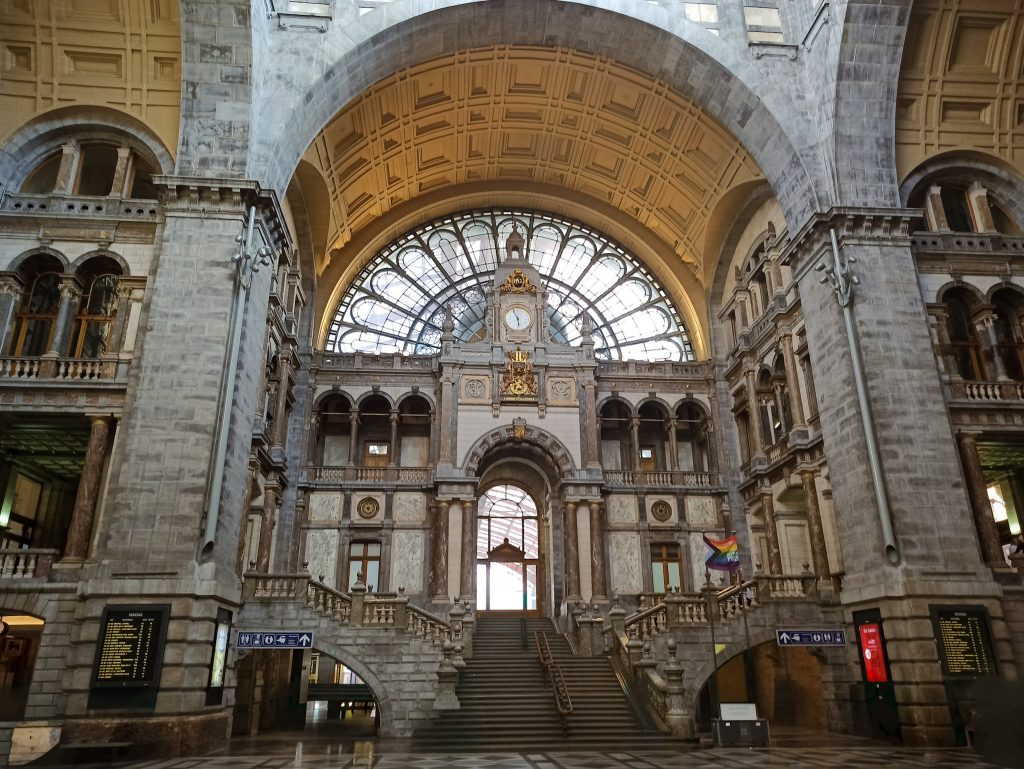 prachtvolle Eingangshalle des Bahnhof von Antwerpen mit vielen Bögen, Gängen und einer pompösen Treppe