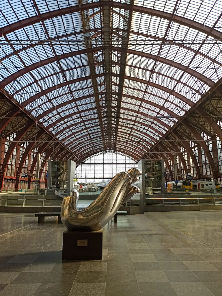 eindrucksvolle Bahnsteighalle des Hauptbahnhofs in Antwerpen mit ihrem Eisen-Glas-Dach