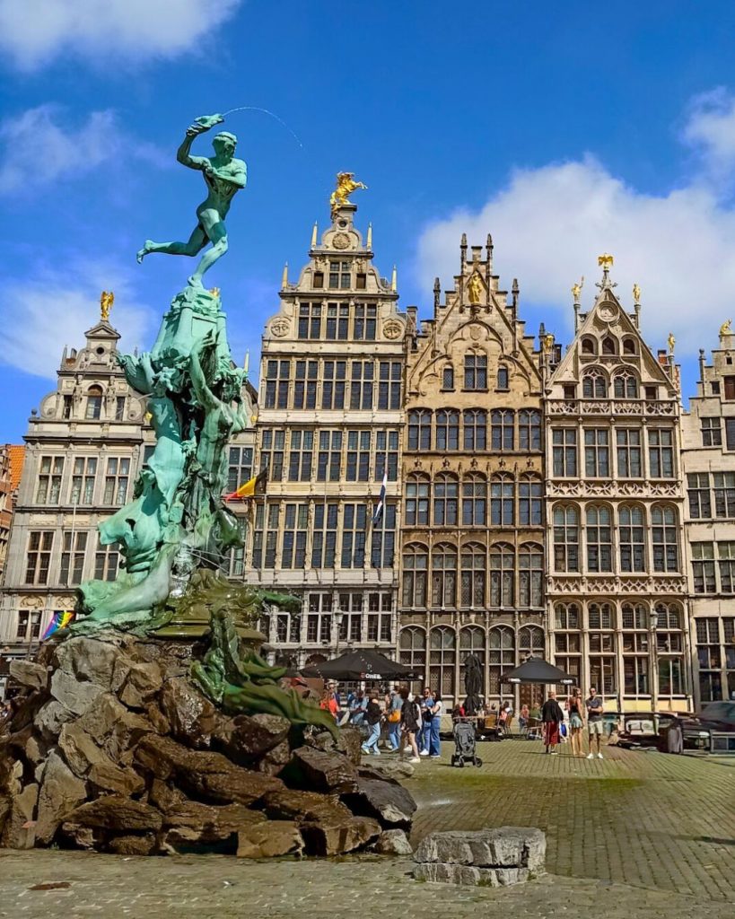 Gildernhäuser vor dem Brabobrunnen auf dem groten Markt Platz in Antwerpen