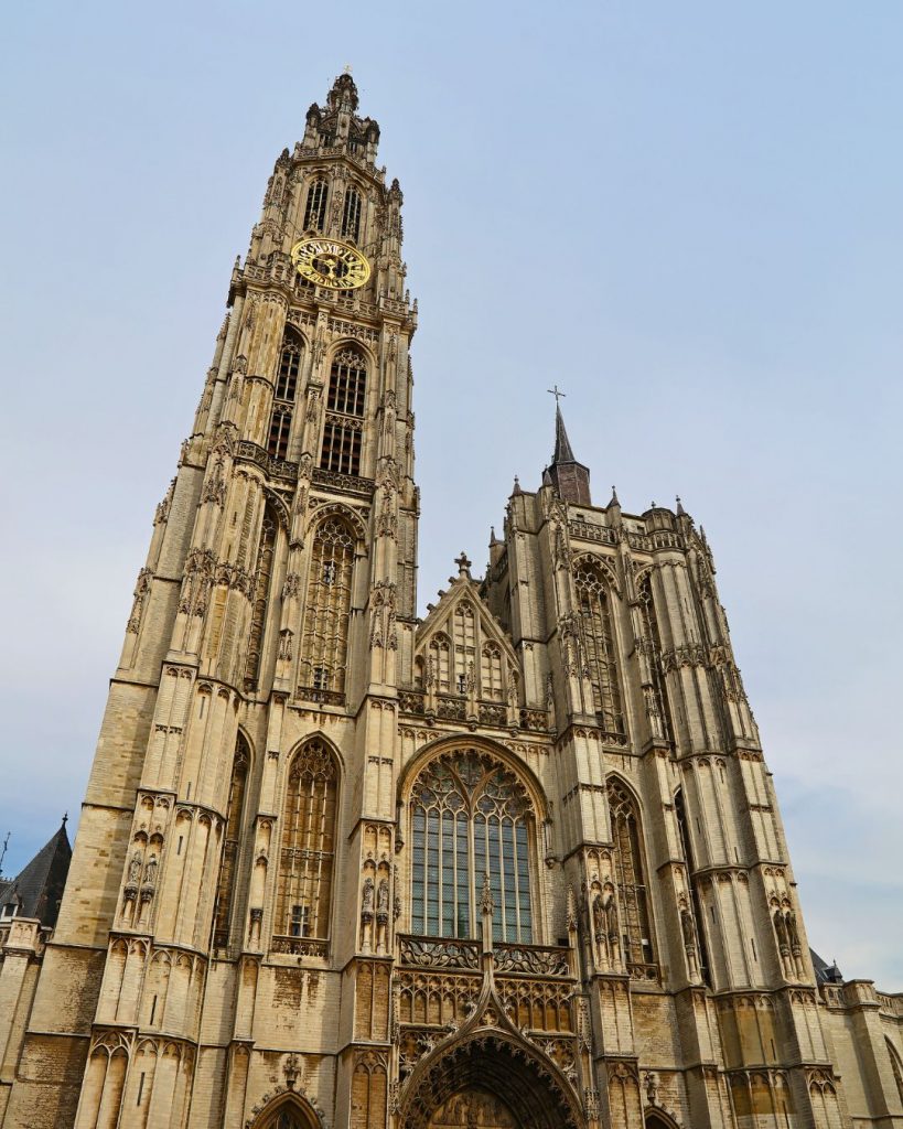 imposante Liebfrauenkathedrale  mit ihrem hohen Nordturn von vorne