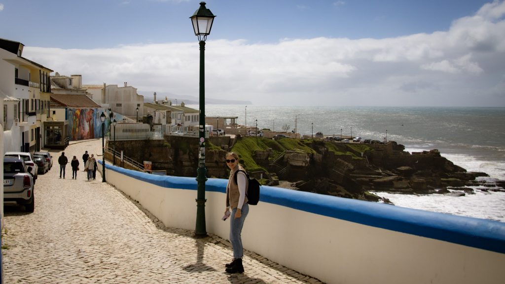 Ericairas hochgelegene Promenade mit Blick auf die felsige Küste.