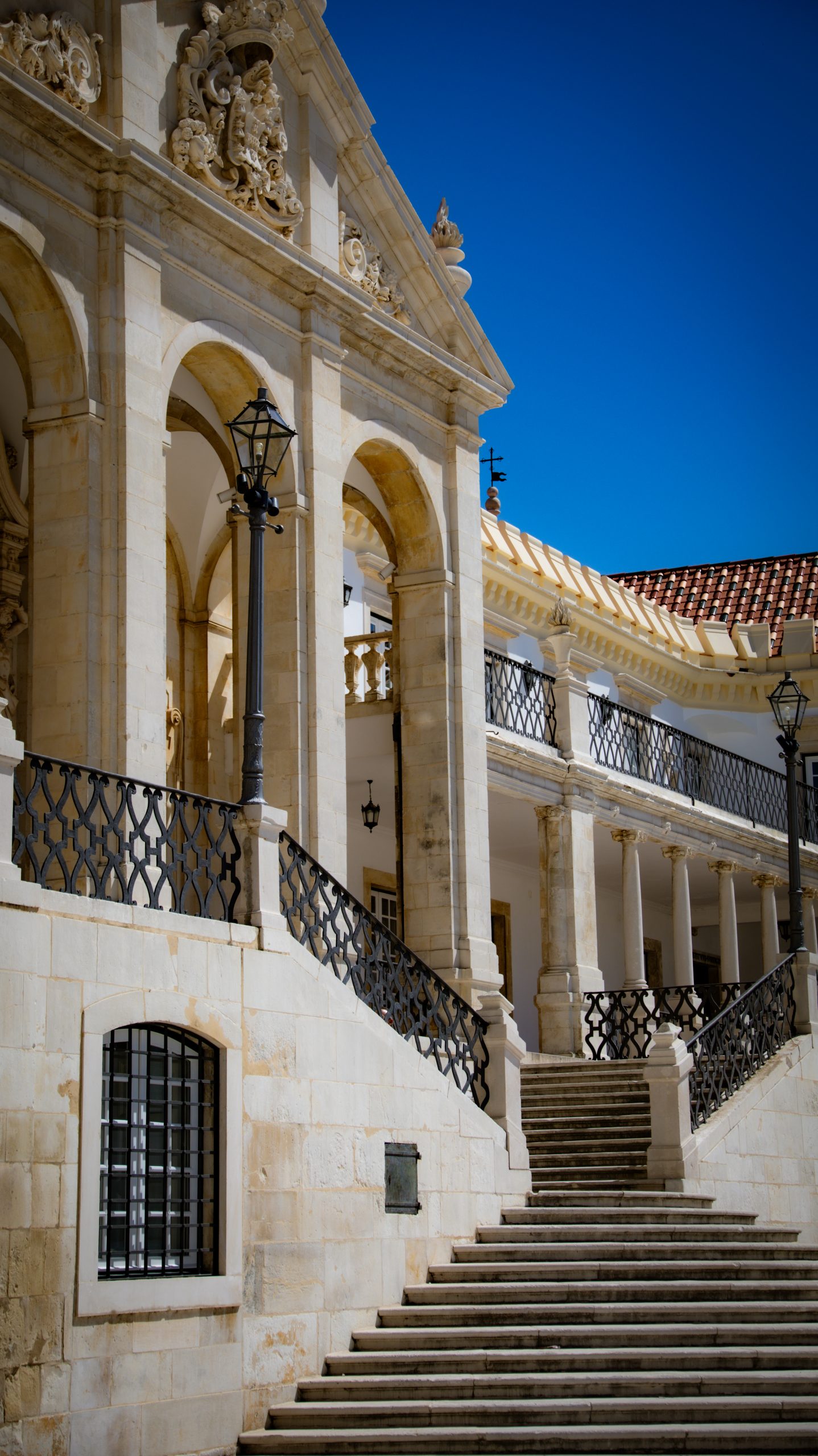 alte, aus Sandstein, historische Universität von Comibra mit Bogen und Treppen