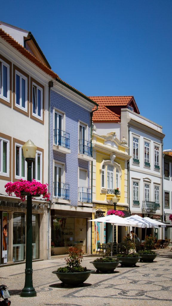 Zauberhafte Gassen mit bunten portugiesischen Häuser in Aveiro