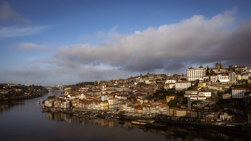Porto: Blick über die Stadt mit dem Douro. Erster Stopp an der Westküste. Reiseblog Hey Welt.