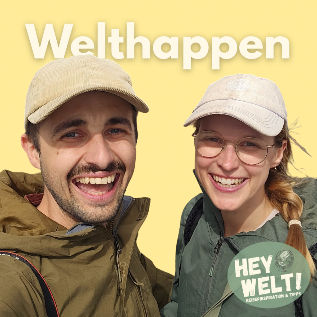 Design für das Podcast-Format "Welthappen" auf denen Lena & Philippe auf einem Löwenzahn-Gelben Hintergrund zu sehen sind mit dem Schriftzug "Welthappen"