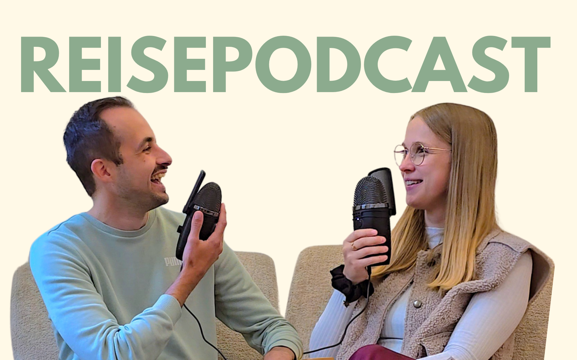 Lena und Philippe mit einem Mikro in der Hand vor einem Creme Hintergrund mit dem Schriftzug Reisepodcast über ihnen
