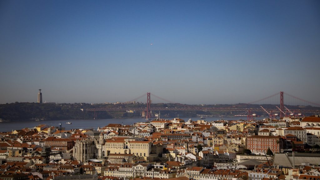 Blick über die Dächer von Lissabon und den Tejo
