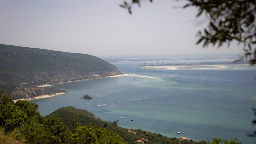 Die Panoramastraße (ER379-1): Sie führt dich oben über den Gebirgskamm der Serra da Arrábida und bietet dir atemberaubende Ausblicke.
