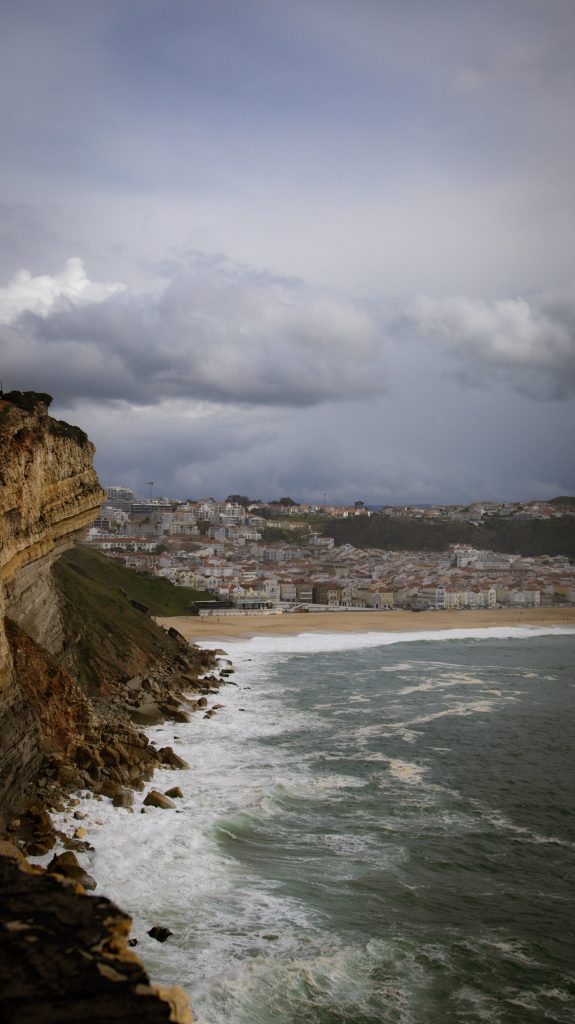 Nazare BLick auf den Ort von den Klippen. Portugals Westküste