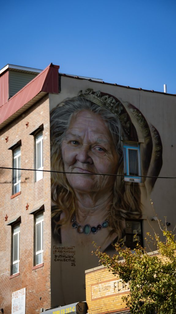 Portrait einer älteren Frau auf der Wand eines mehrstöckigen Gebäudes, Bushwick