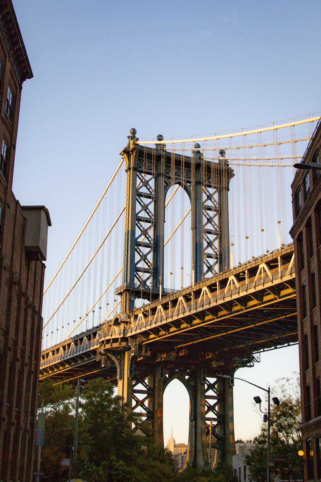 Berühmte Sicht in DUMBO auf die Manhatten Bridge, eingerahmt zwischen Backsteingebäude